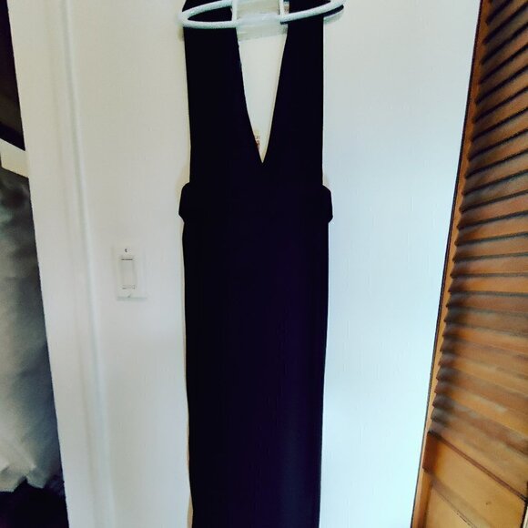 Boohoo Maxi Dress in Black with plunging v neck and left leg slit. Sz 4 NWT - Picture 4 of 6